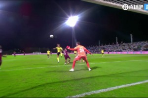 [进球视频]扳回一城！邦贡达接传中头球破门 利雅得胜利仍2-1领先