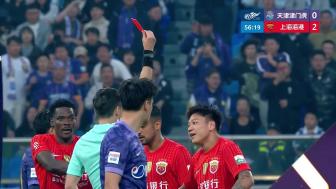 [红牌罚下]岳鑫倒地铲球后抬脚过高踩中黄嘉辉大腿，VAR介入改判直红
